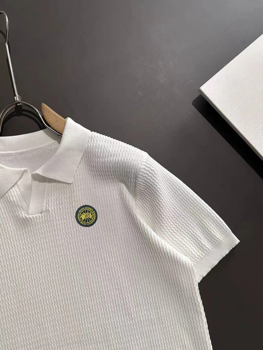 Next day shipment P300 High quality Big Goose 2025 new summer men's lapel short-sleeved knitted fabric Made of combed cotton yarn knitted cotton fabric, pure cotton high-weight special yarn, it feels full of weight when weighed, and the upper body is more textured than ordinary knitted fabrics. This texture can cope with the weather. Perfectly produced stitch by stitch according to the original version! Show nobility. Sizes: M to 3XL